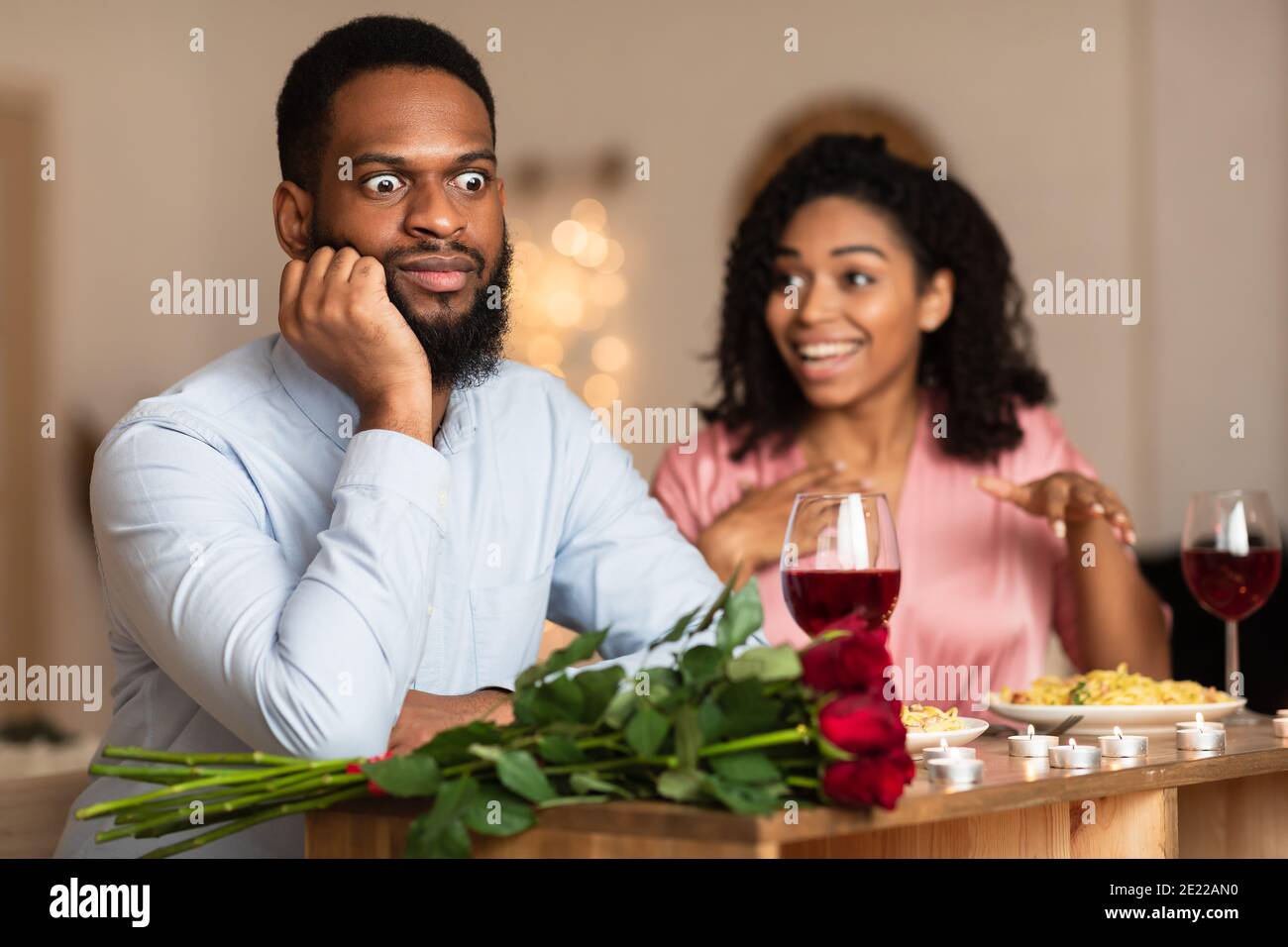 Couple noir sur une date aveugle non réussie au restaurant Banque D'Images