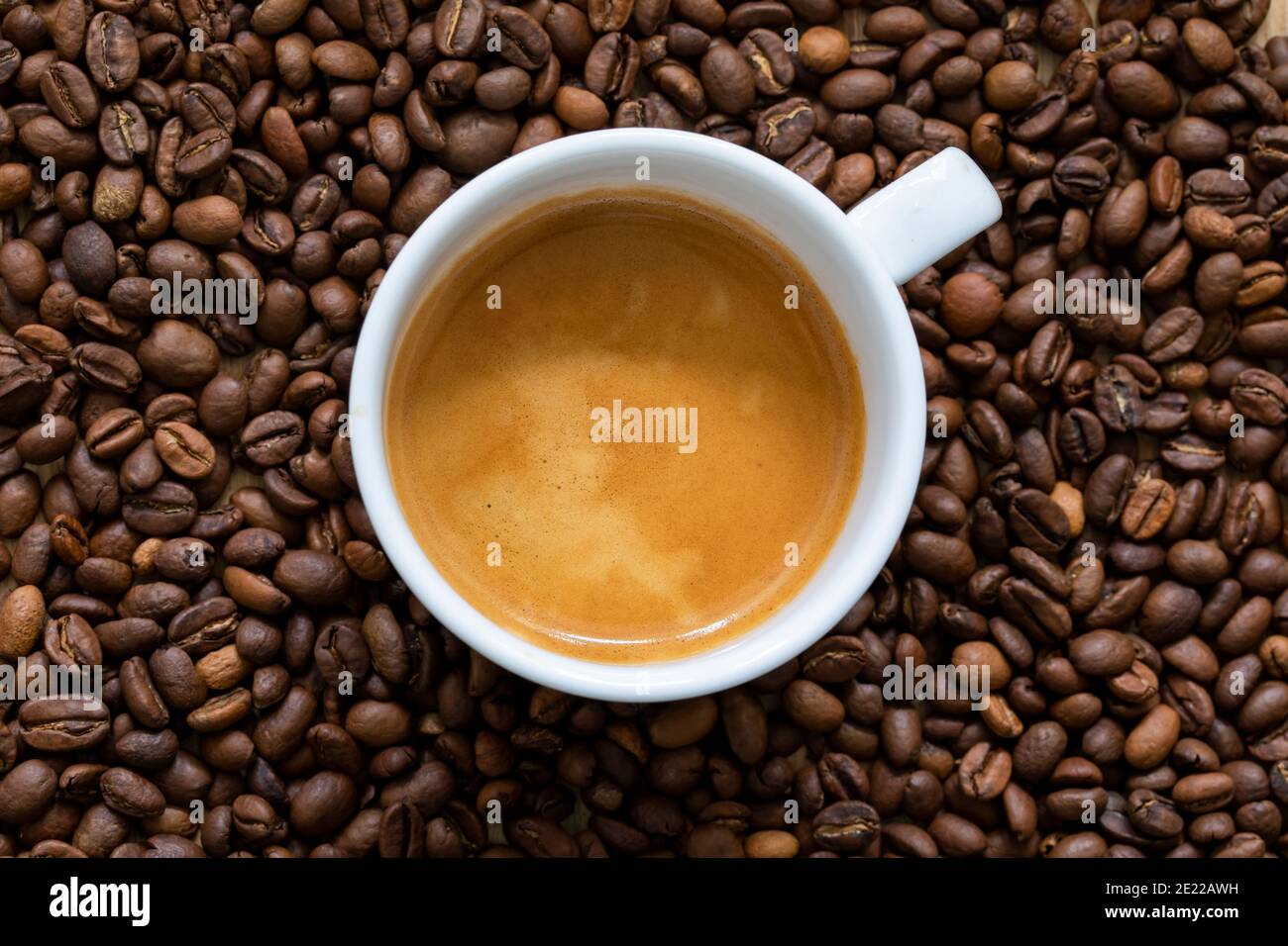 Tasse d'espresso. Tasse blanche avec grains de café. Banque D'Images