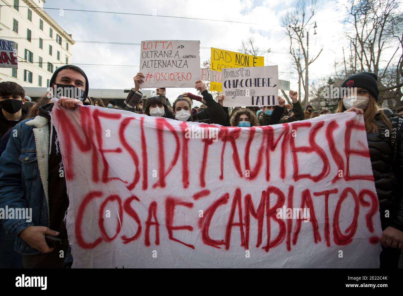 Rome, 11/01/2021. Aujourd'hui, des centaines d'élèves du secondaire de Rome ont organisé une manifestation devant le ministère italien de l'éducation (Ministero della pati Istruzione, MIUR) dans le district de Trastevere. Crédit : LSF photo/Alamy Live News Banque D'Images