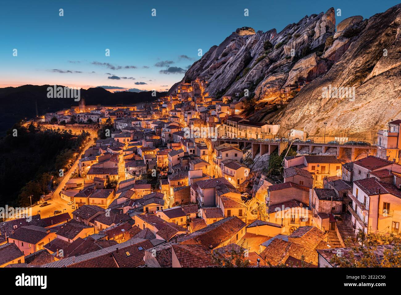 Photo de Pietrapertosa, une petite ville de Basilicate (Italie) au coucher du soleil Banque D'Images