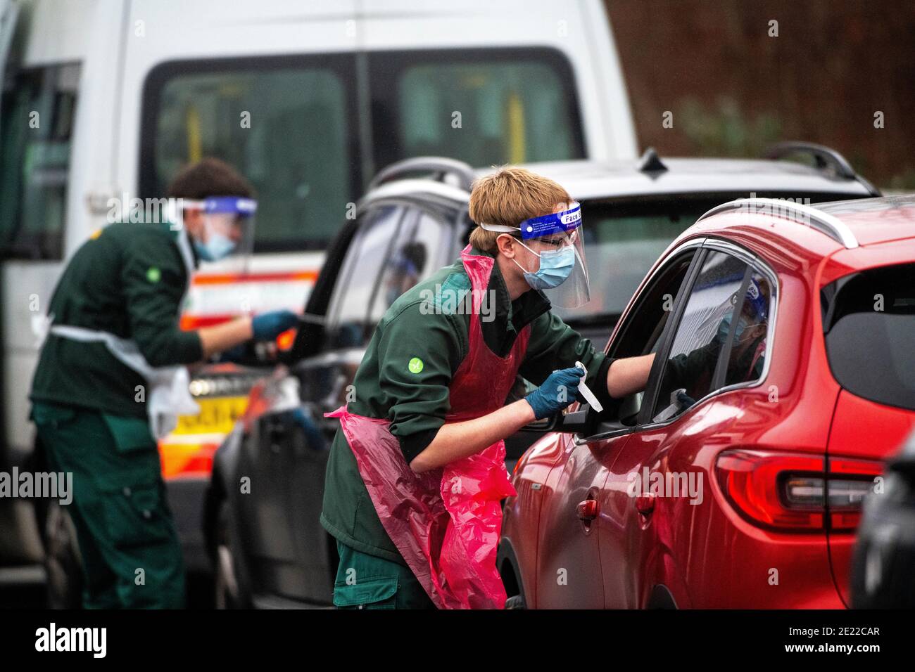 Les employés du service d'ambulance de Bristol administrent les tests COVID-19 au stade Ashton Gate à Bristol. Banque D'Images