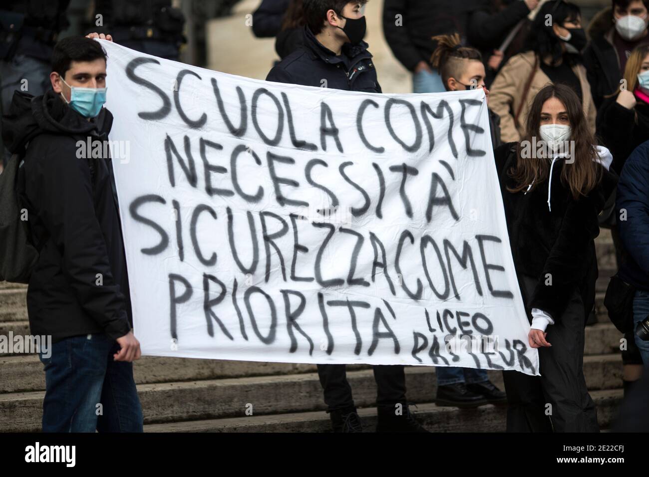 Rome, 11/01/2021. Aujourd'hui, des centaines d'élèves du secondaire de Rome ont organisé une manifestation devant le ministère italien de l'éducation (Ministero della pati Istruzione, MIUR) dans le district de Trastevere. Crédit : LSF photo/Alamy Live News Banque D'Images