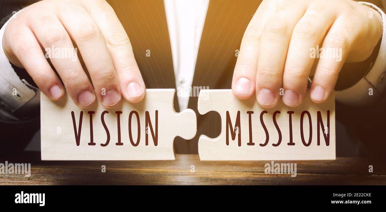 Homme d'affaires relie des puzzles en bois avec les mots Vision Mission. Concept pour les idées et les objectifs d'affaires. Élaboration de stratégies. Planification et action pla Banque D'Images