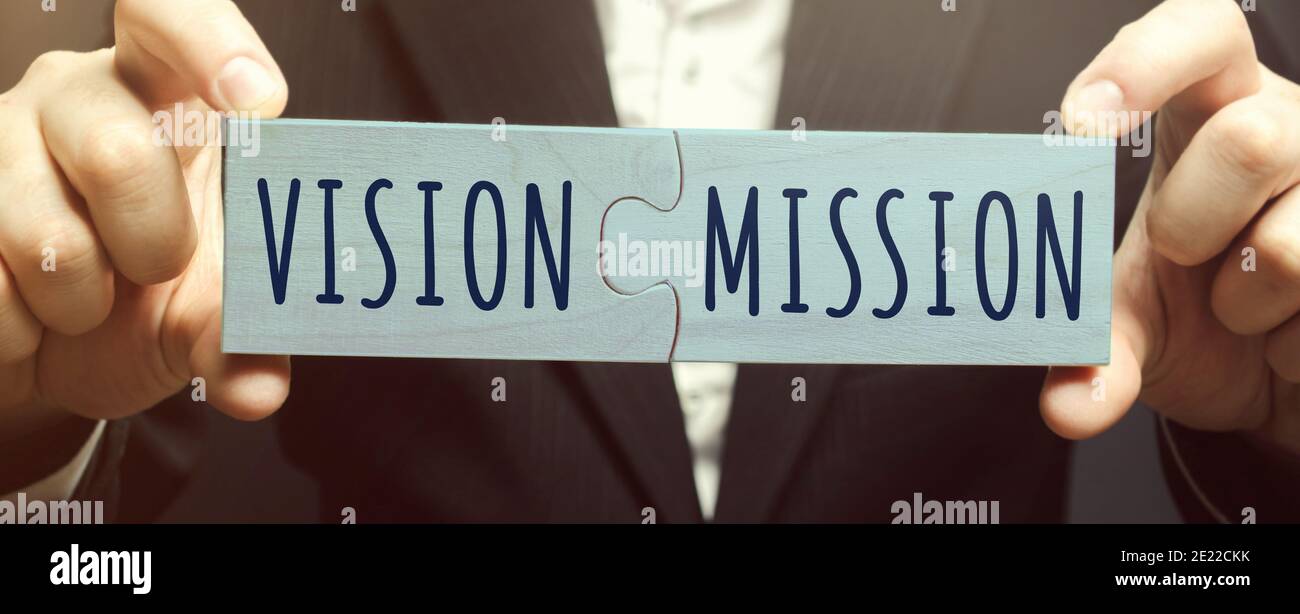 Homme d'affaires relie des puzzles en bois avec les mots Vision Mission. Concept pour les idées et les objectifs d'affaires. Élaboration de stratégies. Planification et action pla Banque D'Images