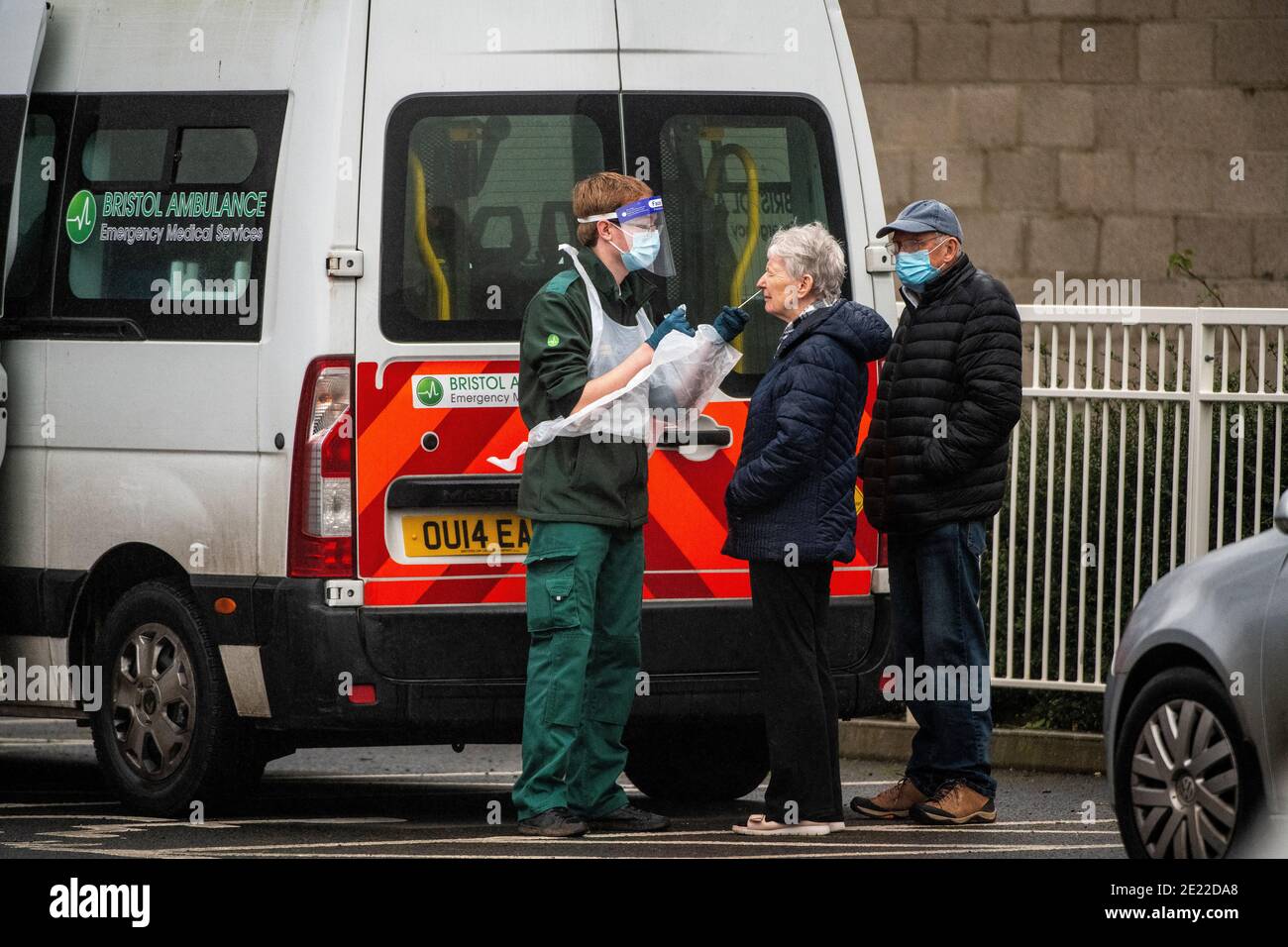 Les employés du service d'ambulance de Bristol administrent les tests COVID-19 au stade Ashton Gate à Bristol. Banque D'Images