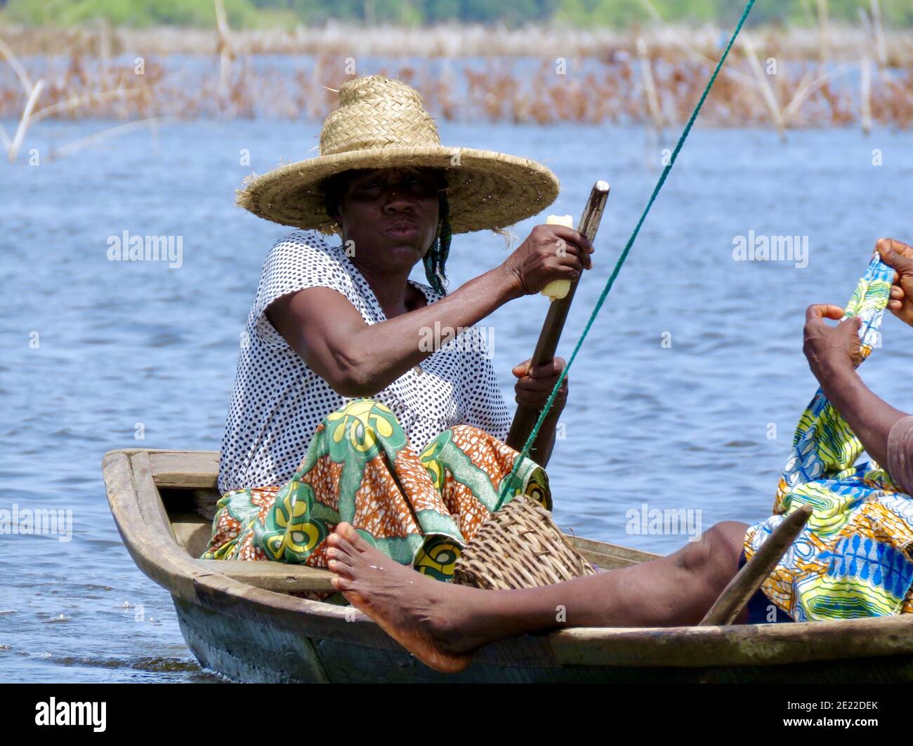 GANVIE, BÉNIN - 01 mai 2018 : une femme locale rame son bateau traditionnel  sur le lac Ganvie au Bénin Photo Stock - Alamy