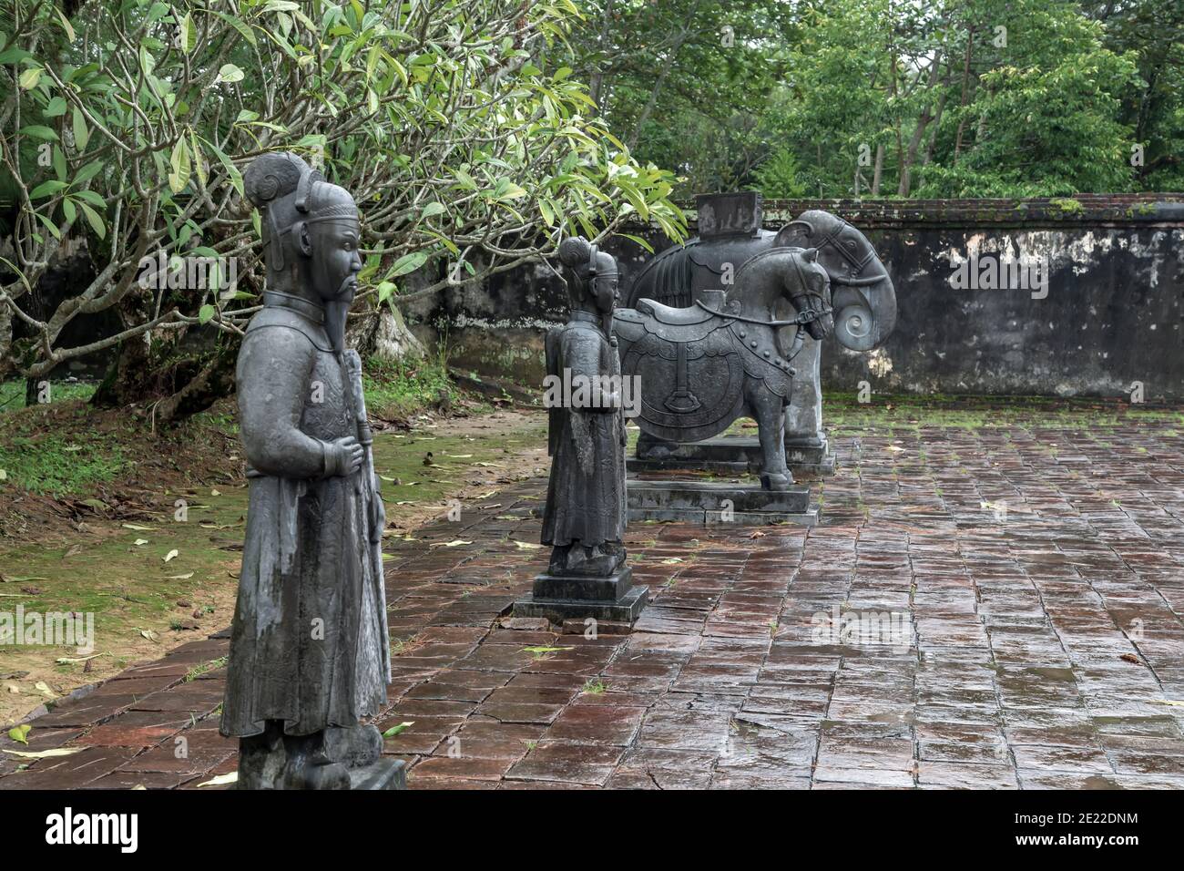 Sculpture garde d'honneur de pierre gardes du corps mandarins éléphants et chevaux. Tombeau royal de Khai Dinh à Hue, Vietnam Banque D'Images
