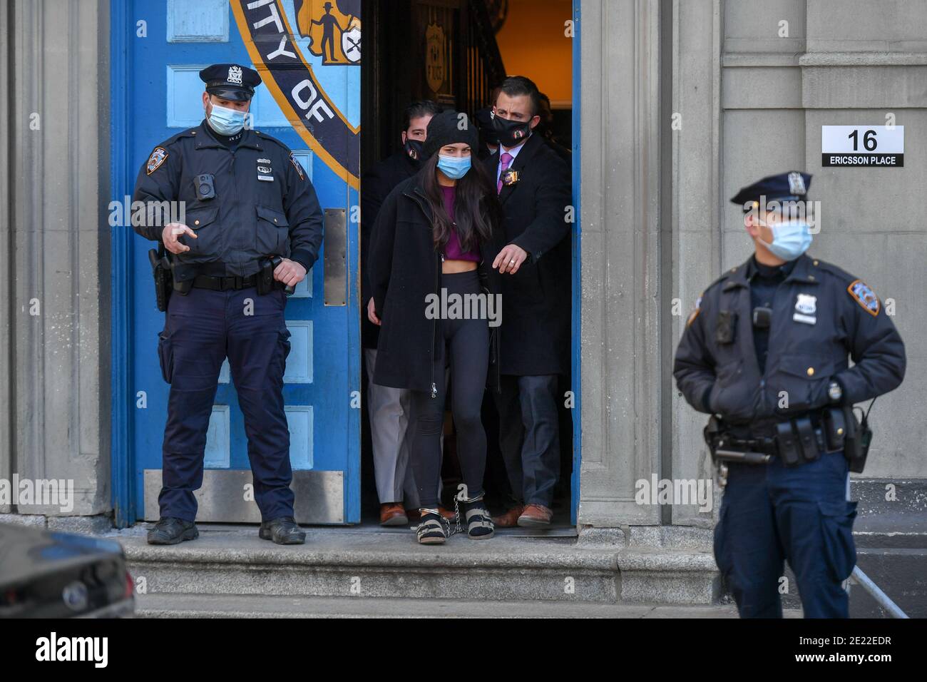 Les détectives de la police arrêtent 'SOHO Karen' Miya Ponsetto dans le premier quartier de la police à New York, le 9 janvier 2021, avant son arrestation sur fel Banque D'Images