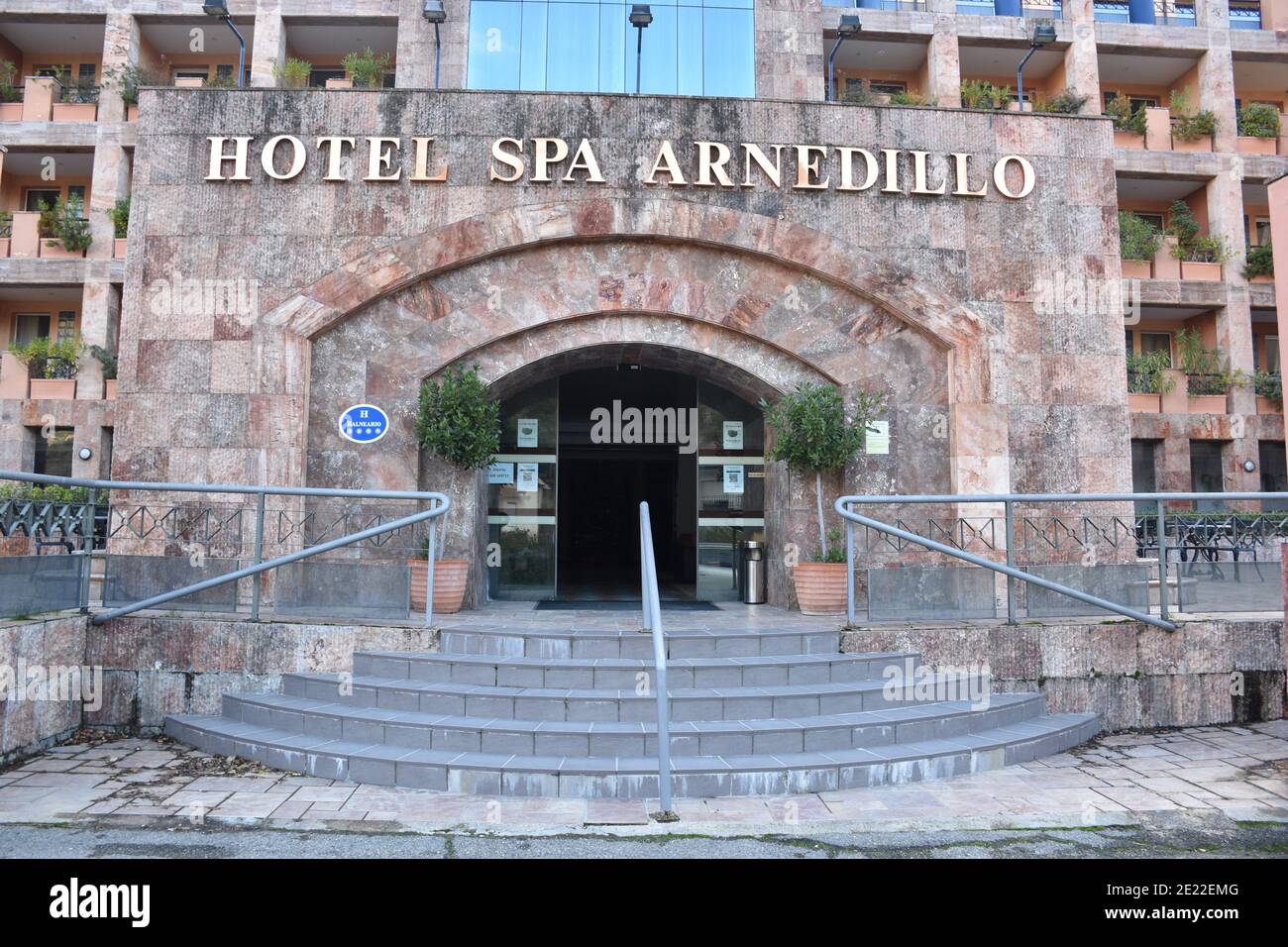 Arnedillo, Espagne - 17 décembre 2020 : entrée du spa Arnedillo, fermée en raison de la pandémie du coronavirus. Arnedillo Spa, lieu de vacances connu pour lui Banque D'Images