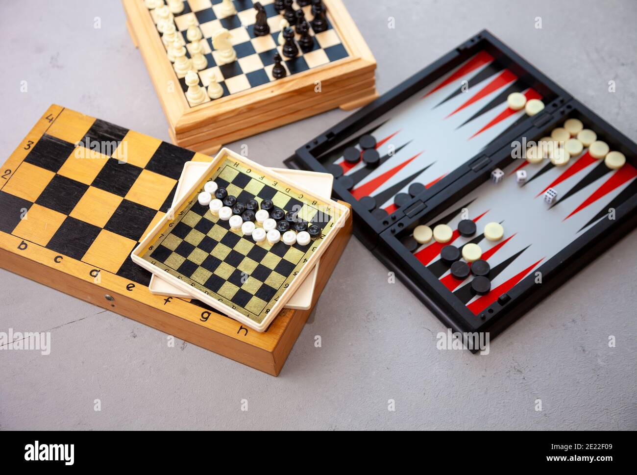 Jeux de société sur la table. Échecs, backgammon, dames. Les planches sont disposées pour le jeu. Jouez, amusez-vous à la maison. Loisirs, loisirs Banque D'Images