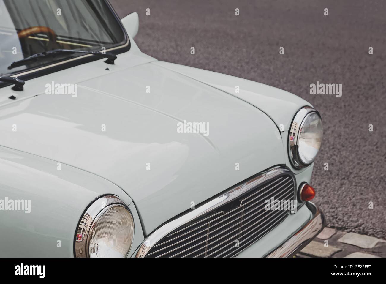 Une partie avant de voiture rétro de couleur pastel Banque D'Images