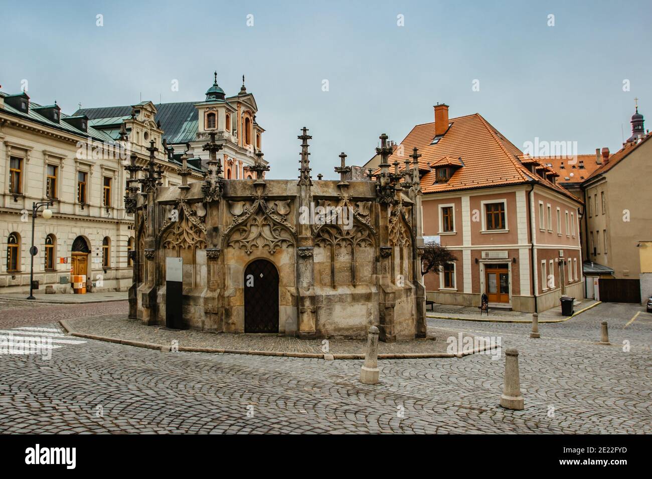 Fontaine en pierre dans le centre-ville historique avec rue pavée, façades colorées, Kutna Hora, République tchèque. Site classé au patrimoine mondial de l'UNESCO. Banque D'Images
