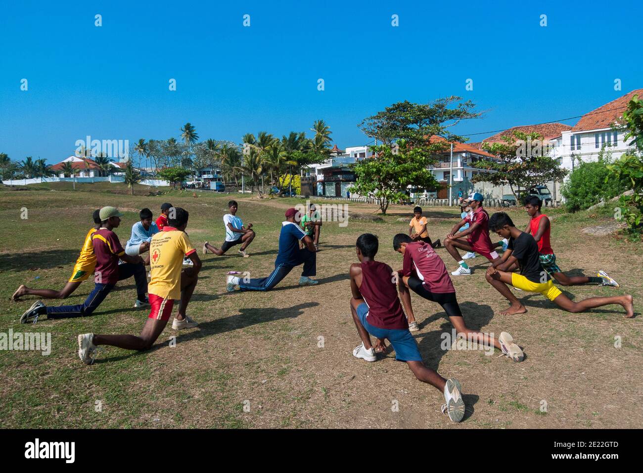 Galle, Sri lanka, Asie : l'équipe de cricket s'entraîne à l'extérieur sur une pelouse urbaine Banque D'Images