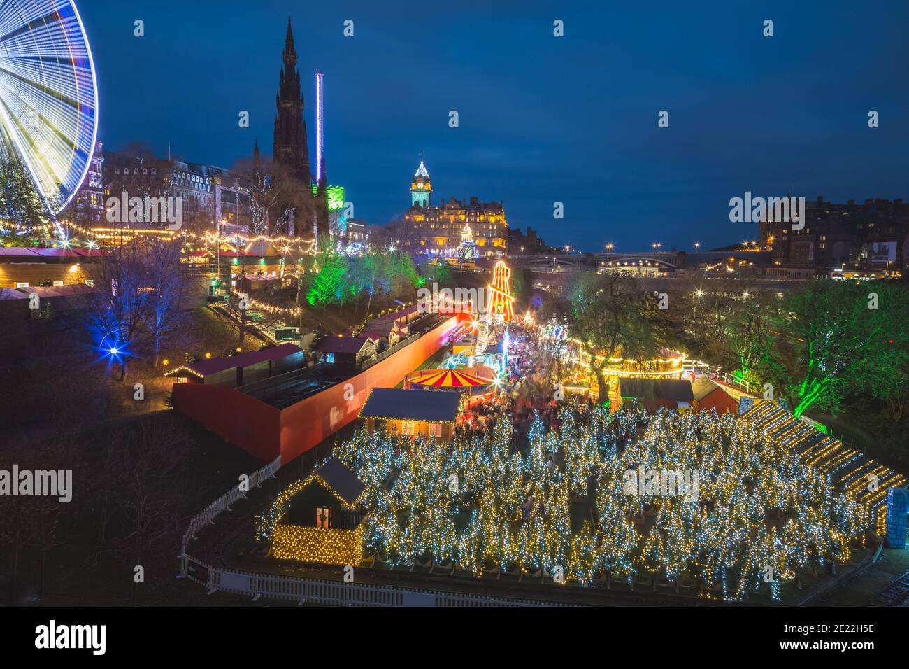 Une vue lumineuse et dynamique sur le marché de Noël d'Édimbourg la nuit. Banque D'Images