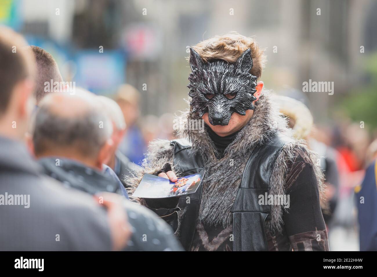 Édimbourg, Écosse - août 14 2016 : un promoteur de rue dans un masque de loup distribue des flyers sur le Royal Mile faisant la promotion du spectacle Game of Thrones à l'Ed Banque D'Images