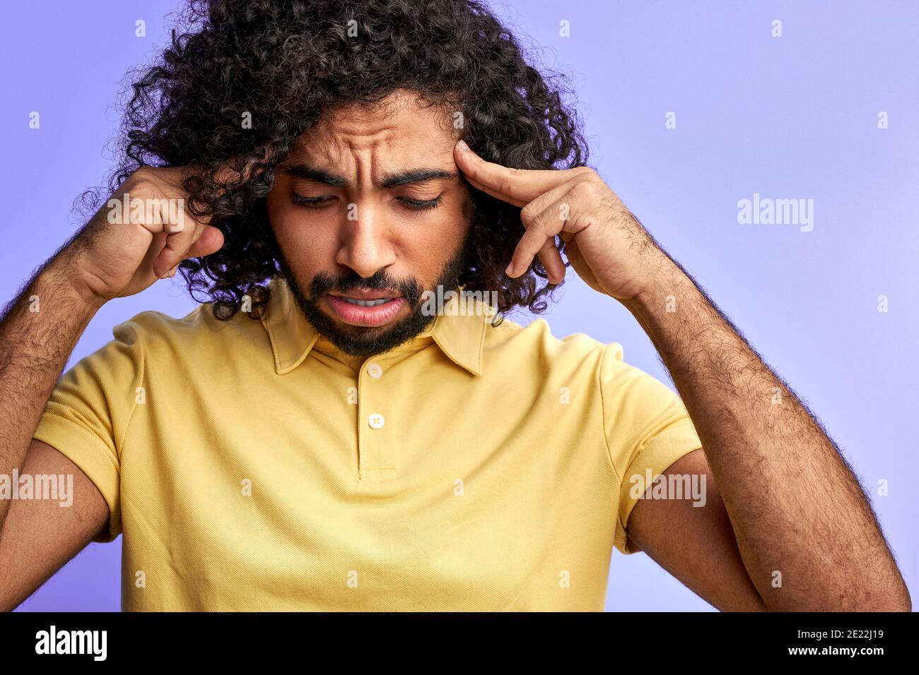 l'homme arabe essaie de se rappeler de tenir les mains sur le temple, de  penser et de regarder vers le bas . isolé en studio Photo Stock - Alamy
