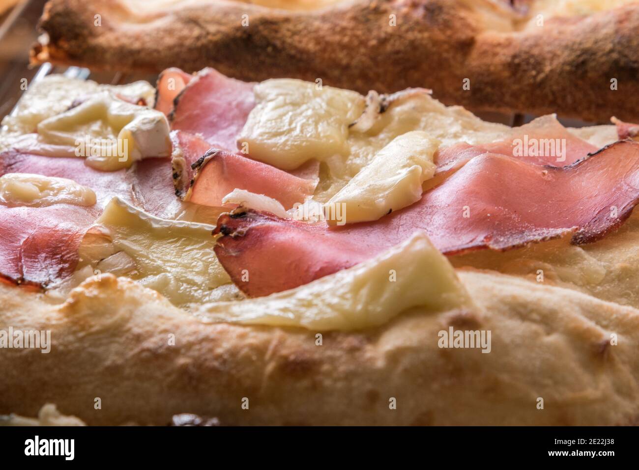 gros plan sur le fromage de brie et le fromage de jambon fumé pizza Banque D'Images
