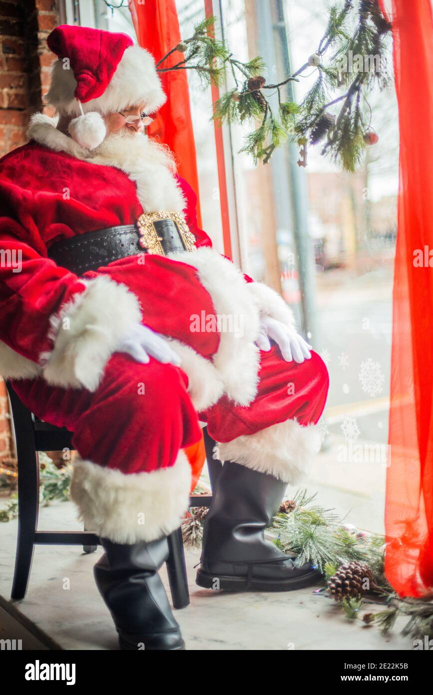 Le Père Noël s'est endormi dans la fenêtre Banque D'Images
