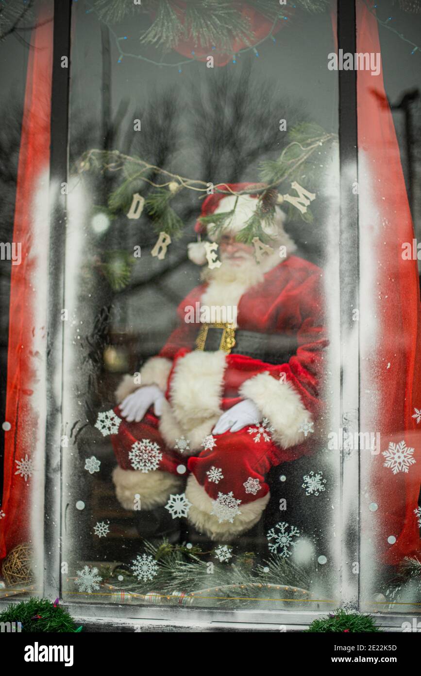 Père Noël dans un affichage de fenêtre Banque D'Images