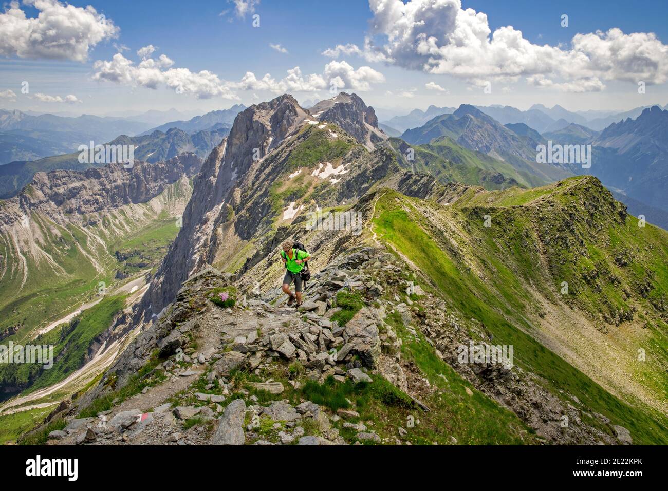 Randonnée pédestre / randonnée pédestre avec sac à dos au-dessus de la crête dans les Alpes en été, Carinthie / Kärnten, frontière italienne-autrichienne Banque D'Images