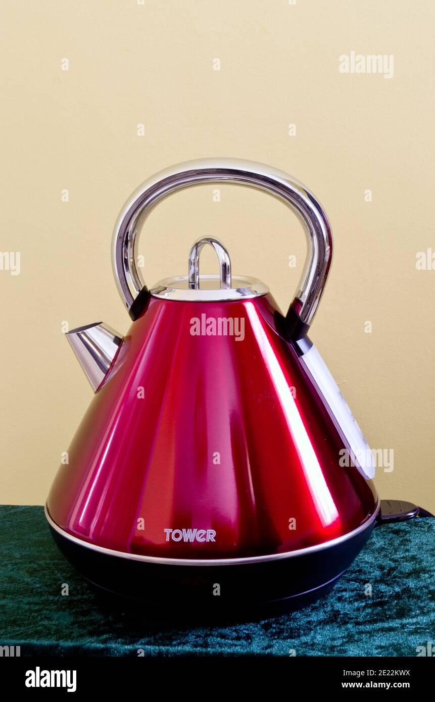 Bouilloire électrique sans fil rouge Tower, Royaume-Uni Banque D'Images