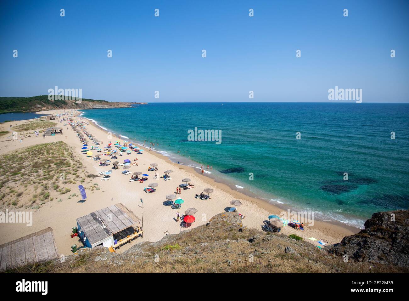 Magnifique paysage d'un rivage avec quelques personnes sur un vacances Banque D'Images
