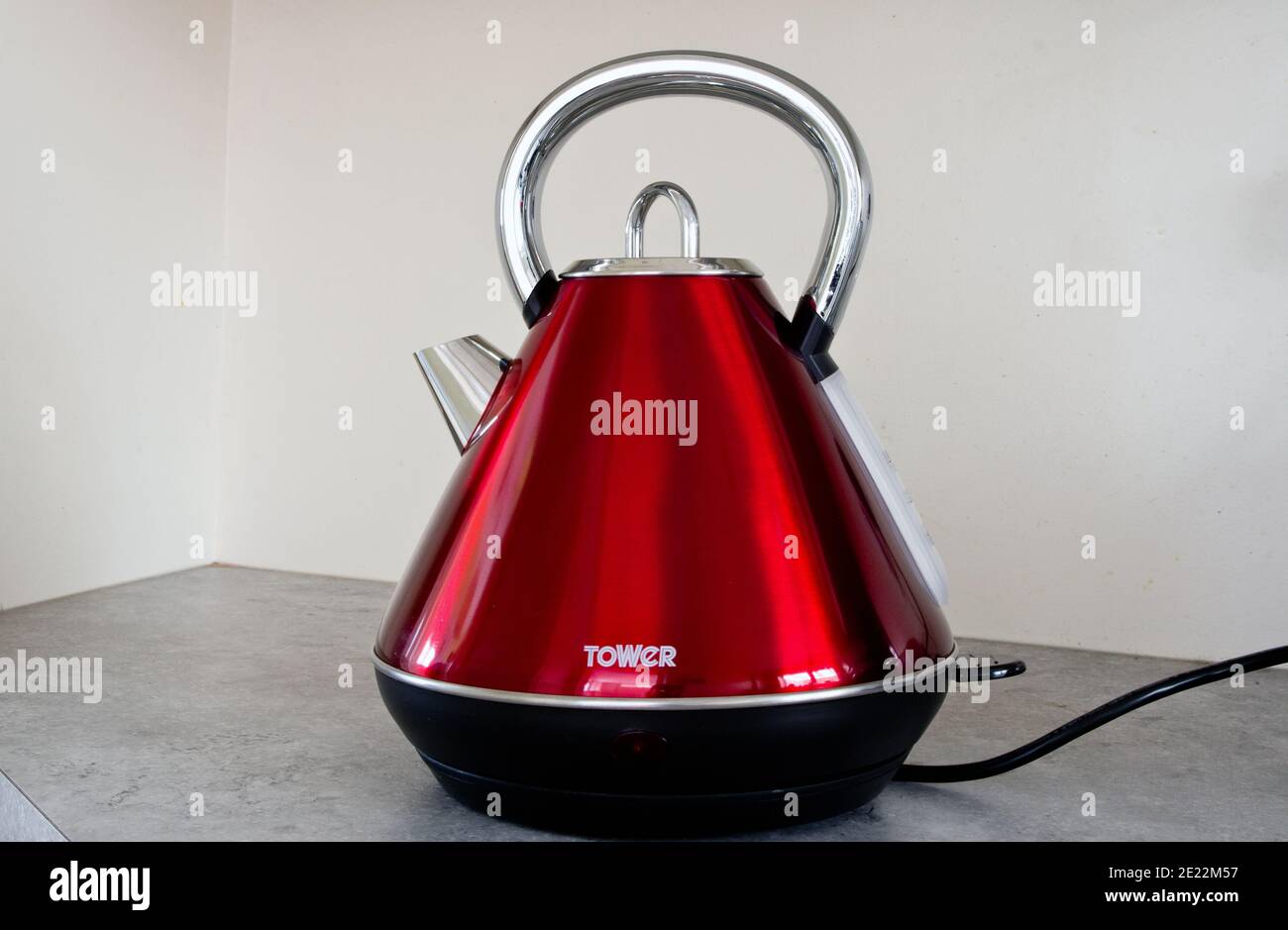 Bouilloire électrique sans fil rouge Tower, Royaume-Uni Banque D'Images