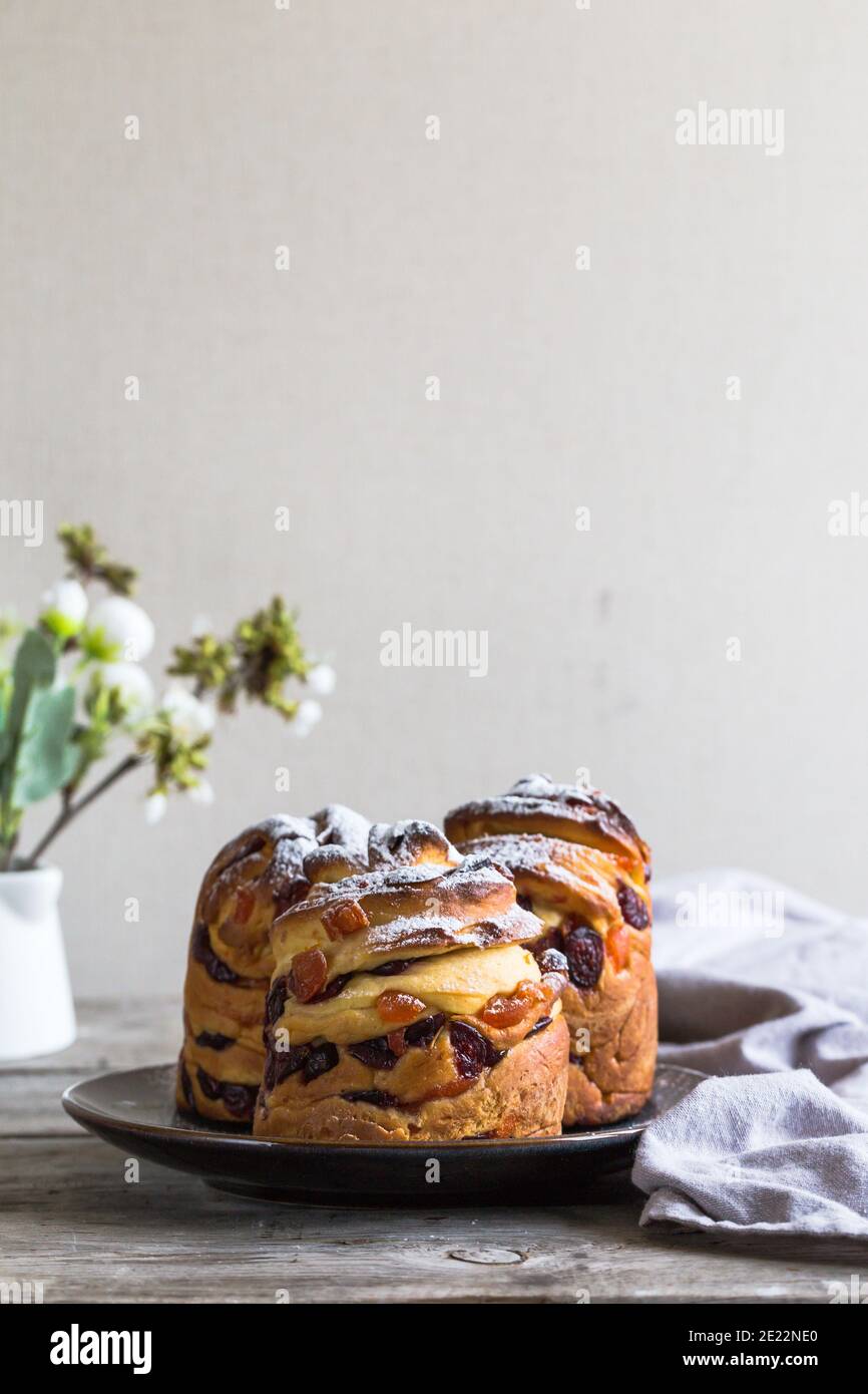 Panetone kulich craffin sur fond de bois. Pain de Pâques kozunak. Copier le concept d'espace. Banque D'Images