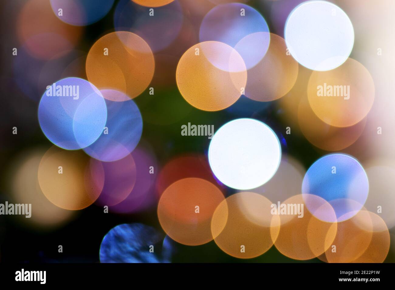 Photo de guirlande lumineuse de noël avec effet de flou. Accueil. Banque D'Images