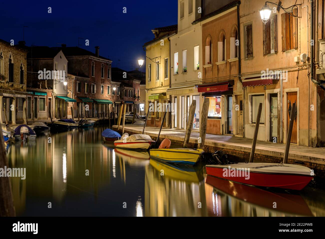 Nuit au Rio dei Vetrai - vue nocturne d'un trottoir coloré le long d'une voie navigable étroite, Rio dei Vetrai, sur les îles Murano. Venise, Vénétie, Italie. Banque D'Images