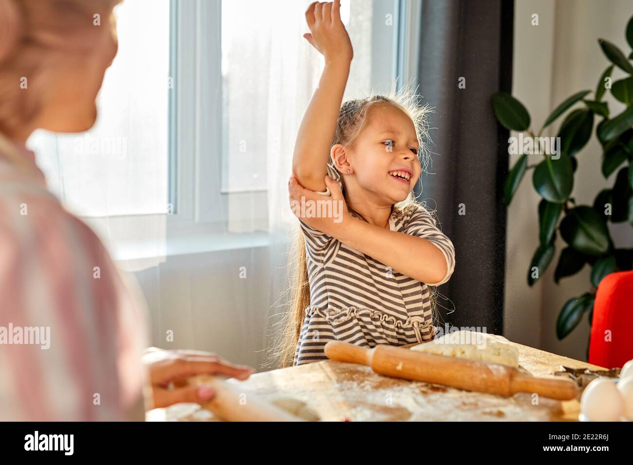 Une Fille Enroule Les Manches Avant De Cuisiner Et Va Rouler La Pâte Dans La  Cuisine Photo Stock - Alamy