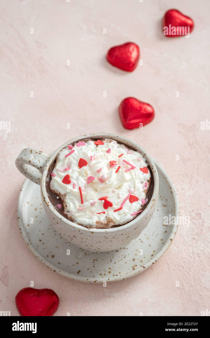 Chocolat chaud avec bonbons cœur rouge pour la Saint-Valentin Banque D'Images