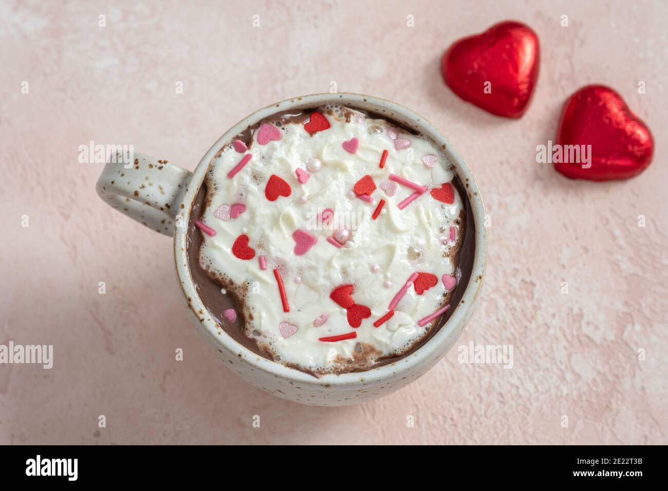 Chocolat chaud avec bonbons cœur rouge pour la Saint-Valentin Banque D'Images
