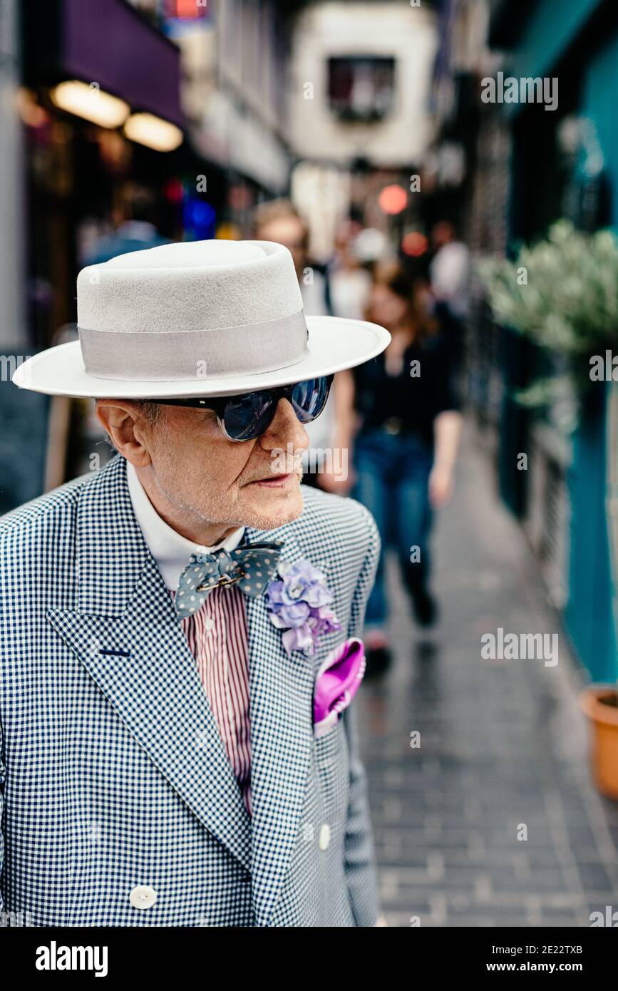 L'artiste George Skeggs (« soho George ») dans une rue de Soho, Londres, Angleterre, Royaume-Uni Banque D'Images