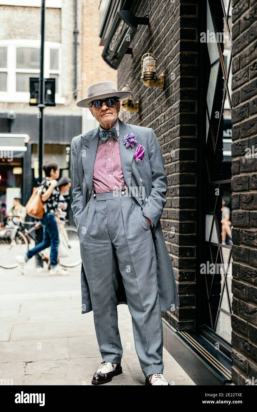 L'artiste George Skeggs (« soho George ») dans une rue de Soho, Londres, Angleterre, Royaume-Uni Banque D'Images