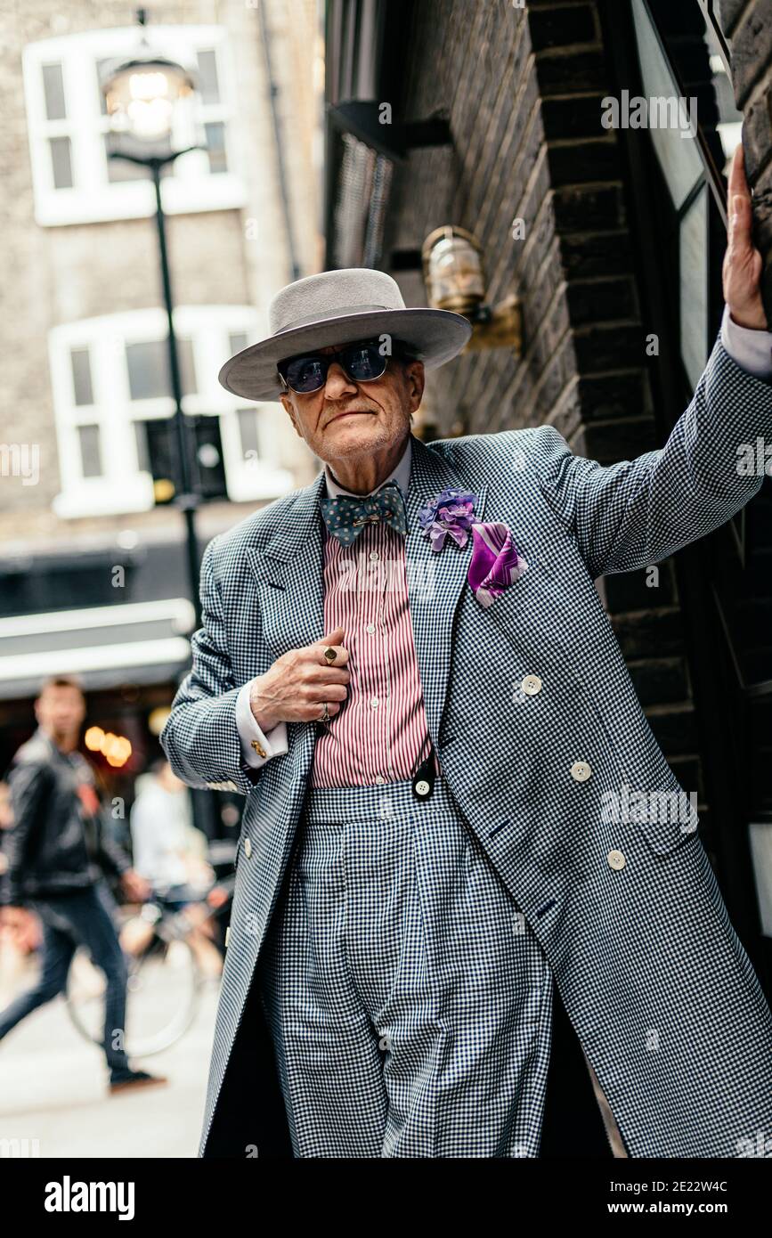 L'artiste George Skeggs (« soho George ») dans une rue de Soho, Londres, Angleterre, Royaume-Uni Banque D'Images