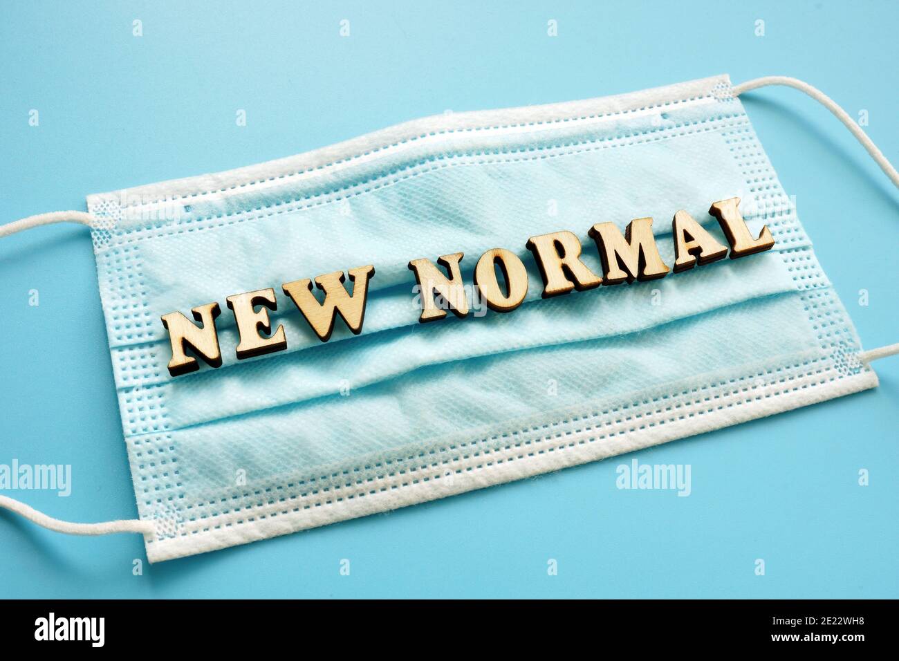 Nouveau concept normal. Lettres sur le masque de protection du visage. Banque D'Images