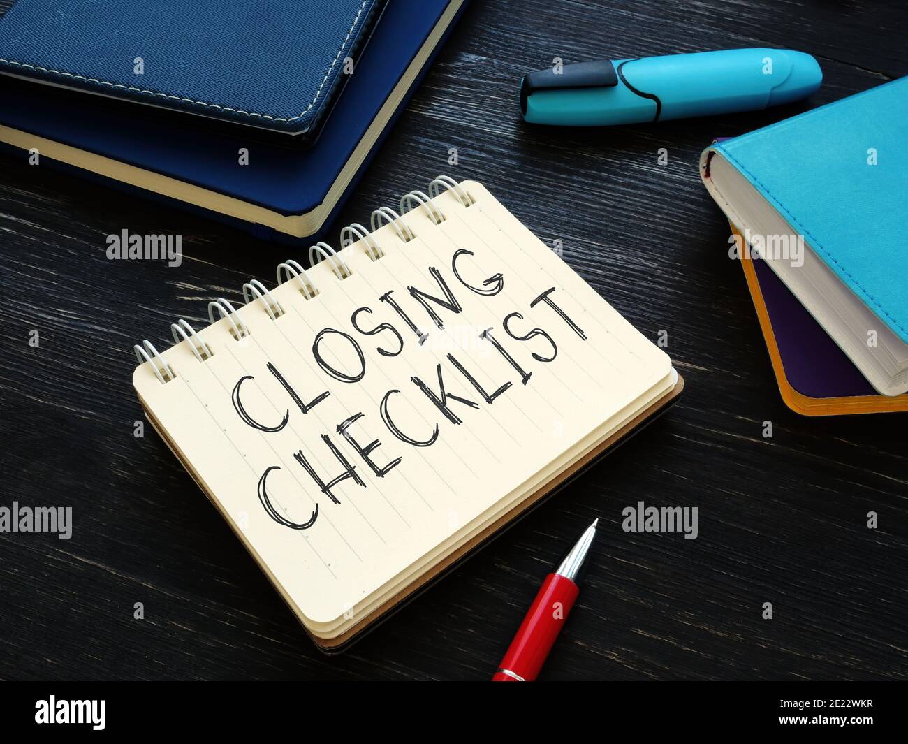 Fermer la liste de contrôle dans le bloc-notes. Bloc-notes sur le bureau. Banque D'Images