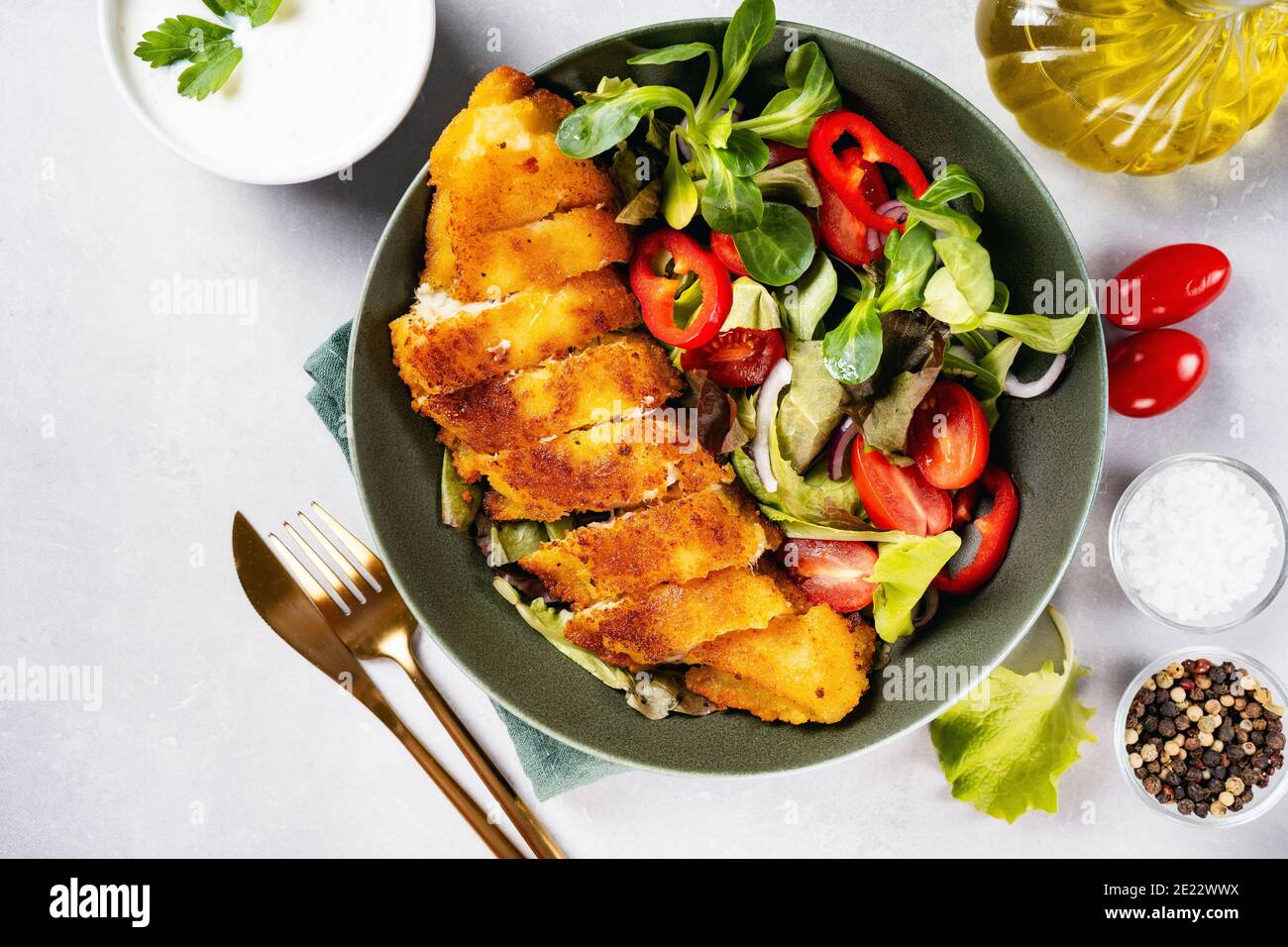 Vue de dessus d'une assiette avec de délicieux copoissons panés avec salade saine Banque D'Images