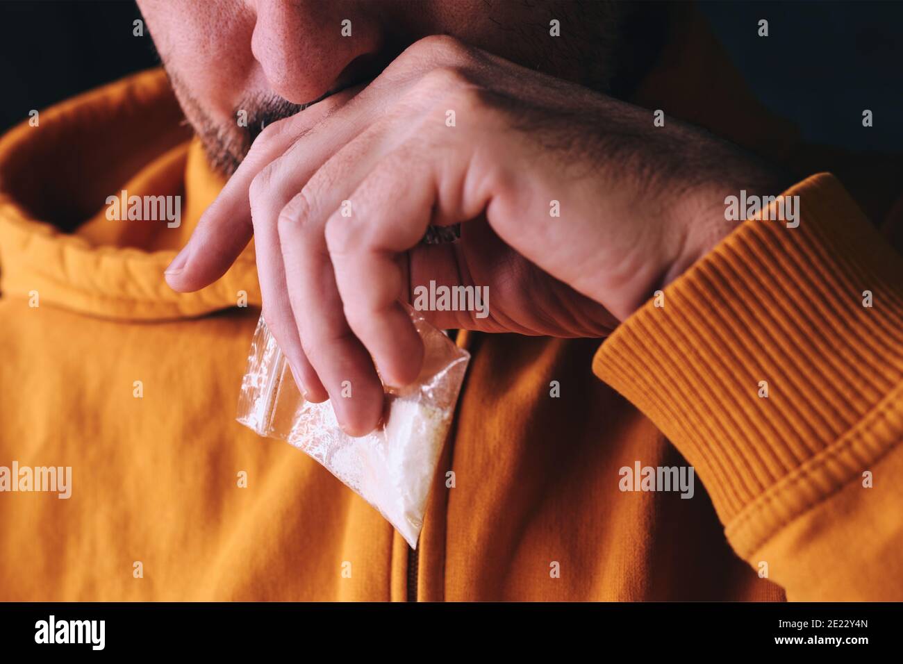Addict avec sac de drogue en main, foyer sélectif Banque D'Images