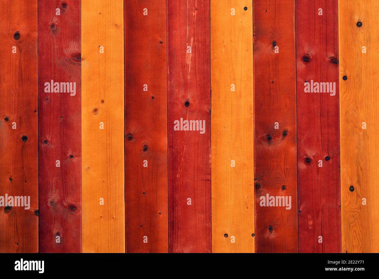 Planches en bois colorées comme arrière-plan, tons rouge et jaune Banque D'Images