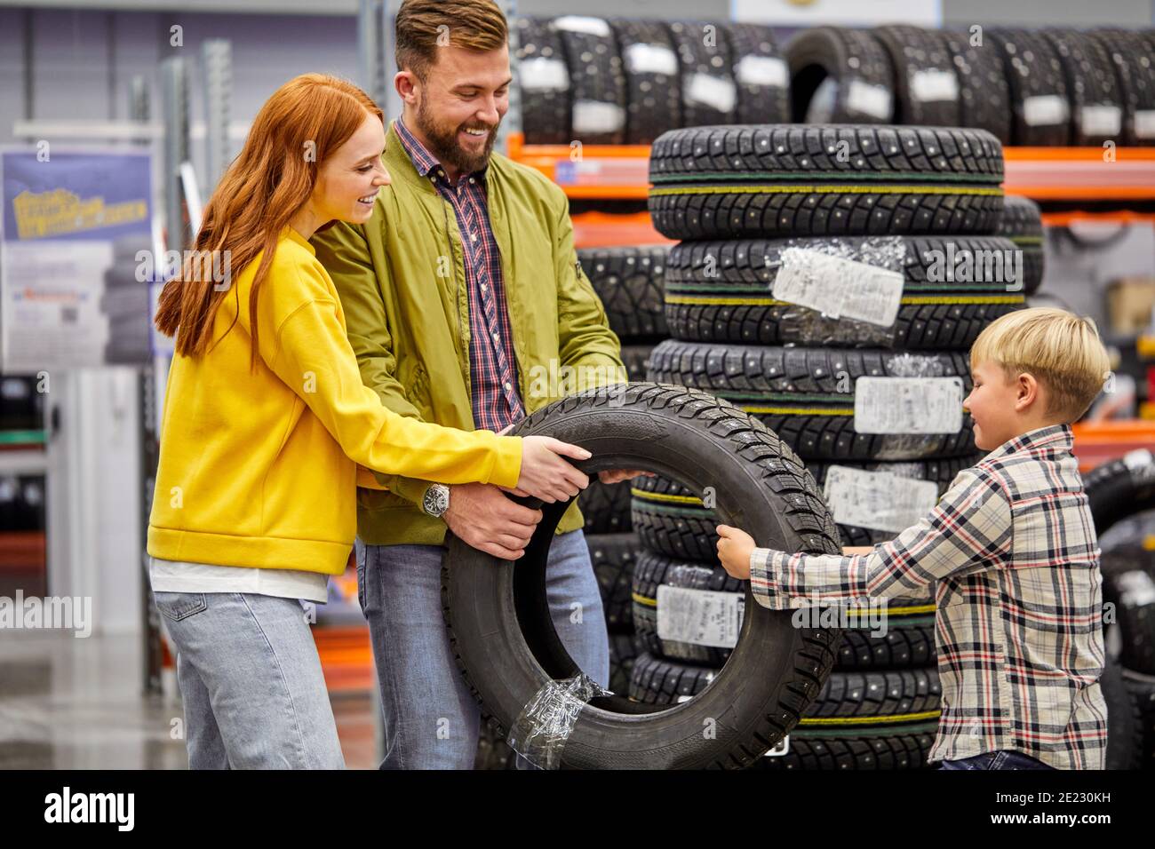 famille avec son choix de pneu de voiture en magasin, faire le choix  ensemble, avoir plaisir, le concept de shopping Photo Stock - Alamy