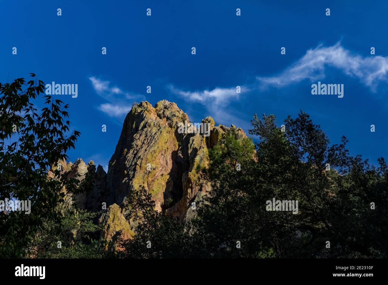 Montagnes spectaculaires de Chiricahua vues depuis Cave Creek Canyon dans la forêt nationale de Coronado, Arizona, États-Unis Banque D'Images