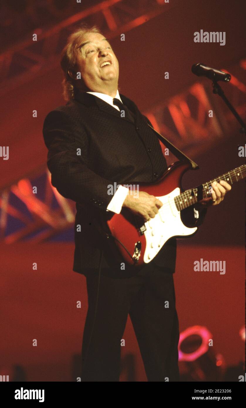 Gerry Marsden, chanteur anglais, compositeur, musicien et personnalité de la télévision, se présente sur scène lors d'un concert avec Gerry et les stimulateurs cardiaques. Banque D'Images