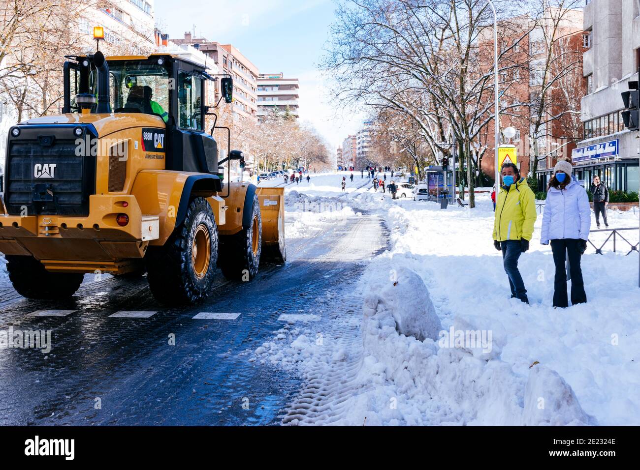 Un creuseur de CAT nettoie Alberto Alcocer la rue de neige. Le lendemain des fortes chutes de neige de Filomena. Madrid, Espagne Banque D'Images