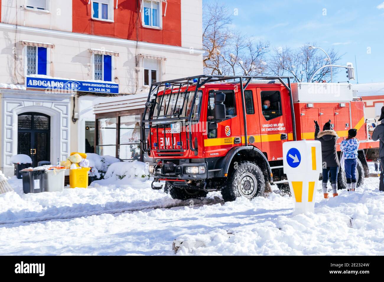 Véhicules de l'unité militaire d'urgence de l'armée espagnole, participants aux travaux d'enlèvement de la neige. Le lendemain des fortes chutes de neige de Filomena. Madrid, Espagne Banque D'Images
