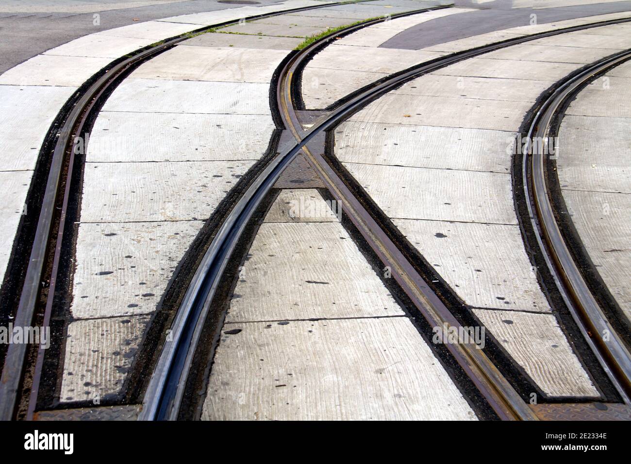 intersection des rails de tram sur la route Photo Stock Alamy
