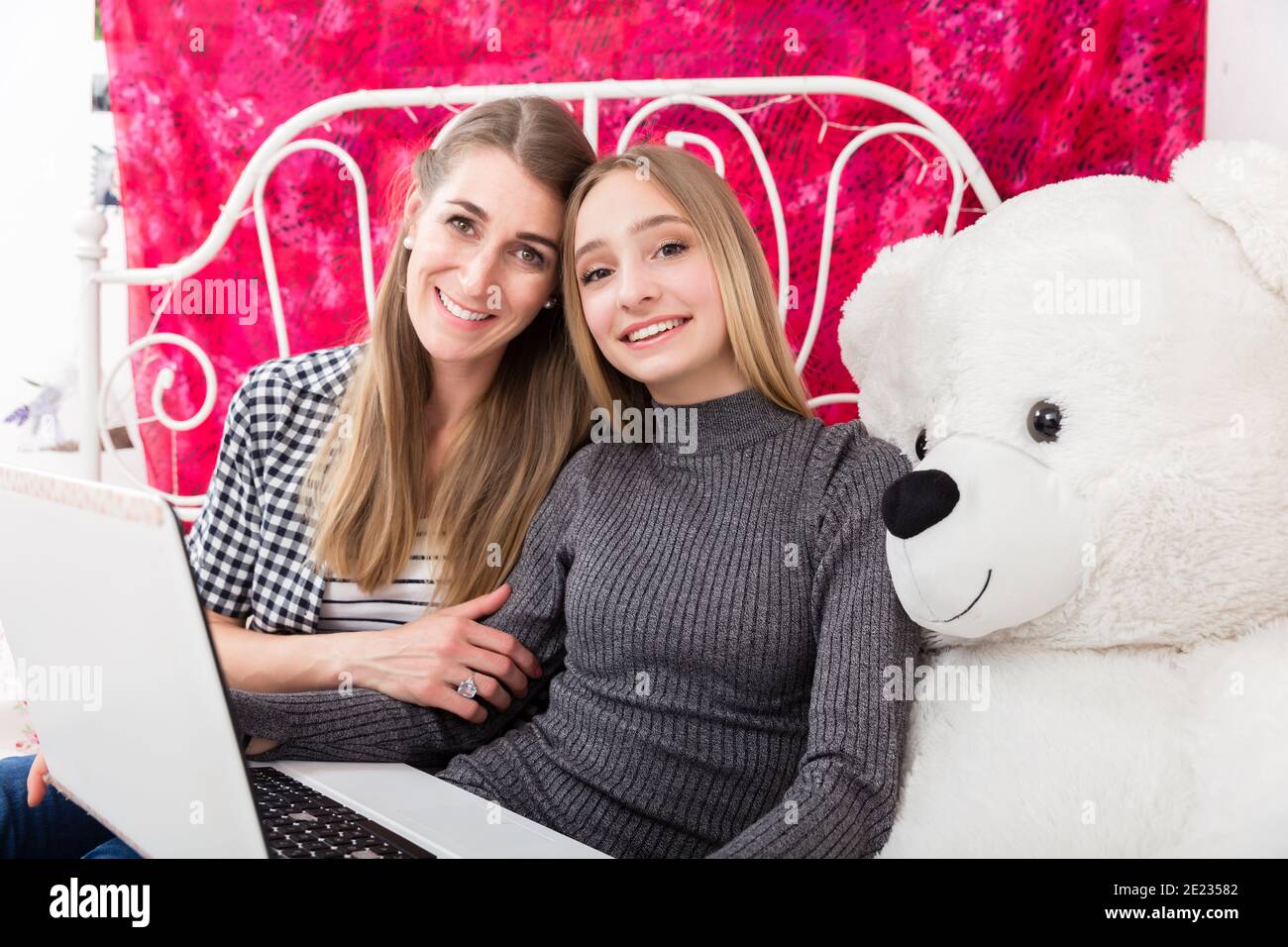 Mère et fille s'amuser sur l'ordinateur Banque D'Images