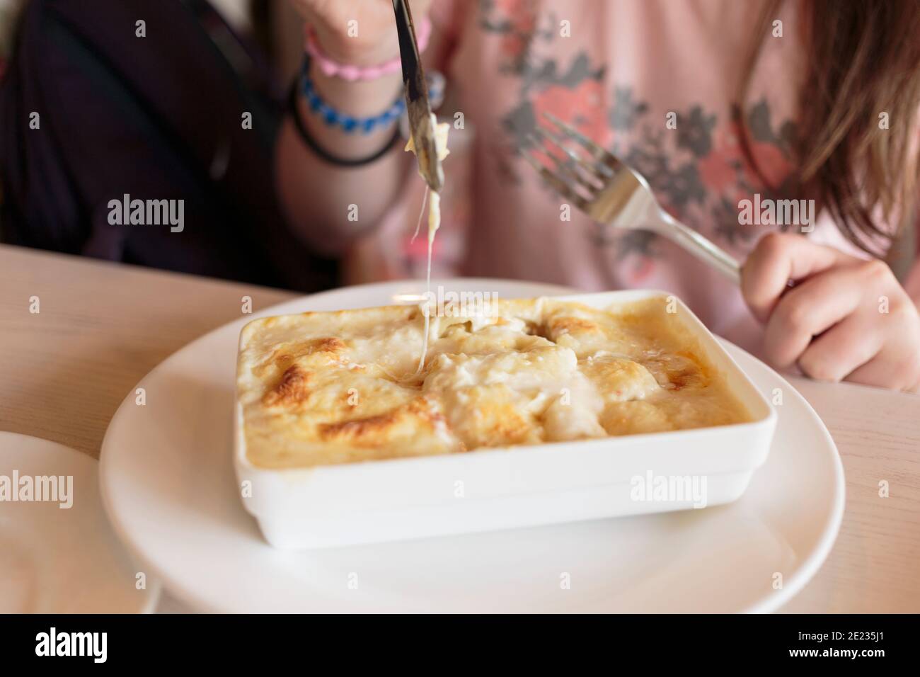 Lasagnes italiennes traditionnelles sur une assiette carrée avec sauce bechamel. Gros plan. Banque D'Images