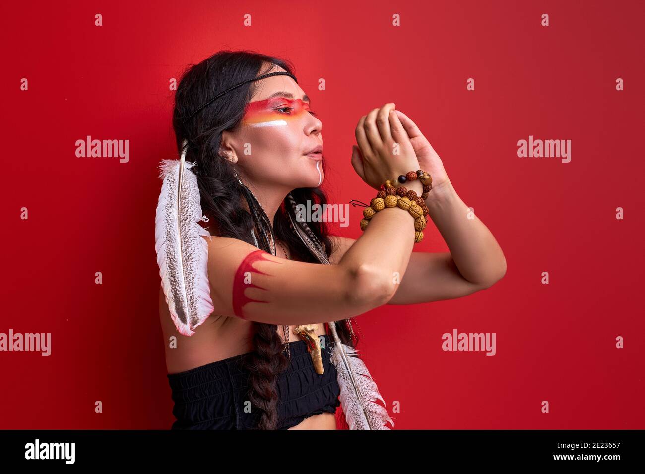 femme avec art art natif américain créatif guerrier de combat maquillage en  studio, faisant des rituels. femme indienne chasseur en costume ethnique  traditionnel avec feath Photo Stock - Alamy